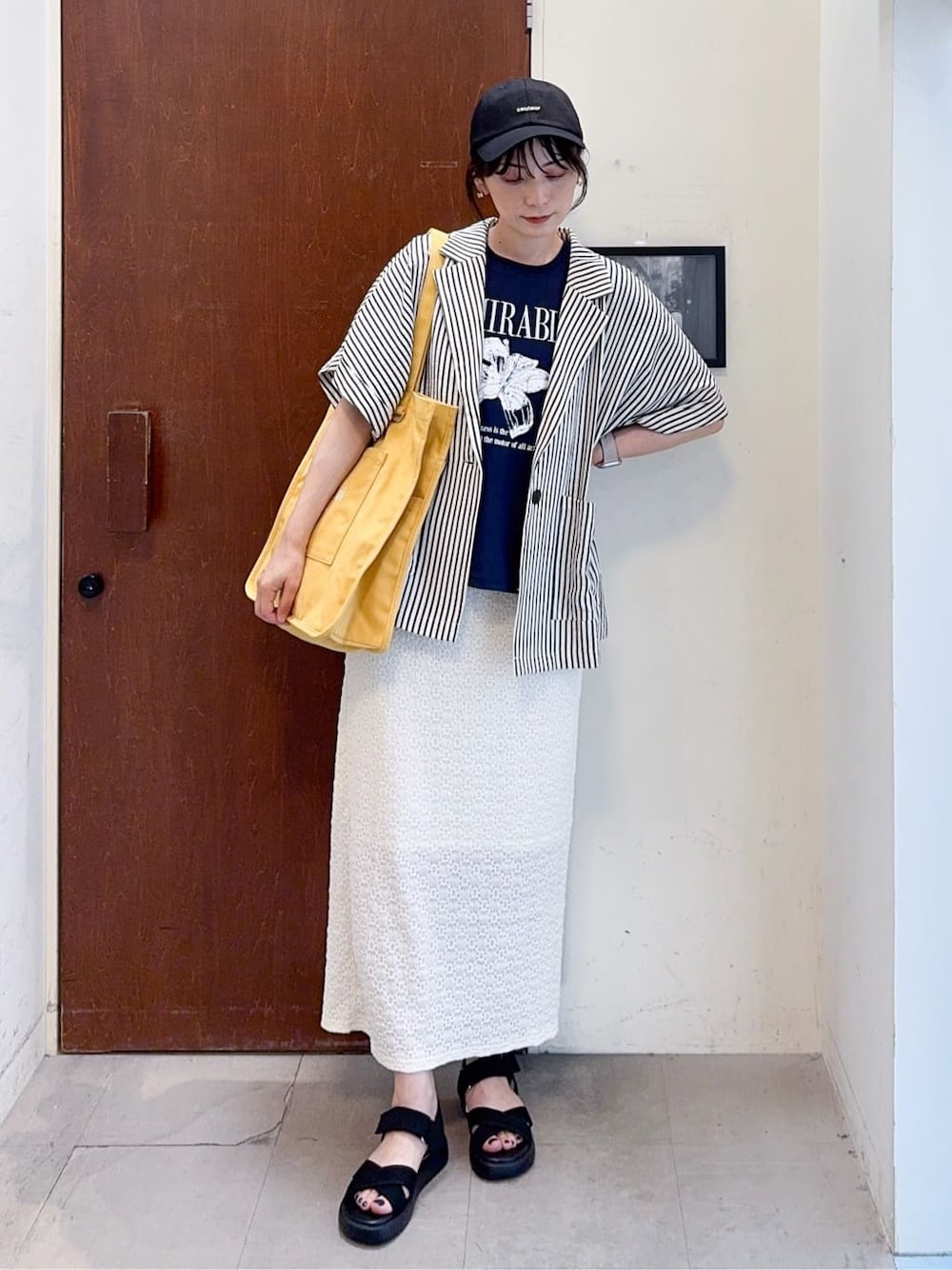 ブルー系のテーラードジャケット、ブルー系のTシャツ/カットソー、ホワイト系のスカートを着用したレディースの夏コーディネートの1枚目の写真