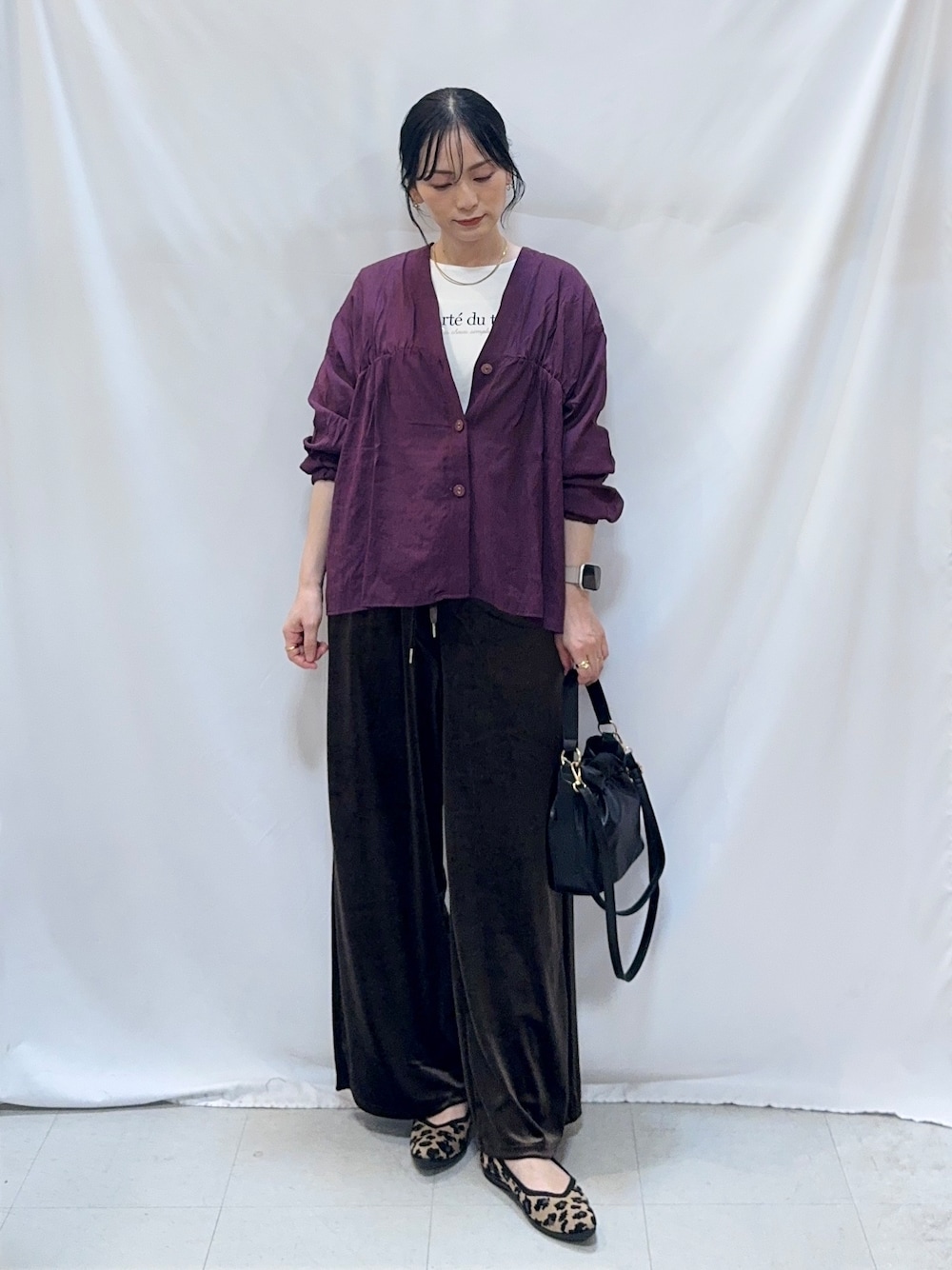 ホワイト系のTシャツ/カットソー、ブラウン系のパンプス、ブラック系のショルダーバッグを着用したレディースの秋コーディネートの1枚目の写真