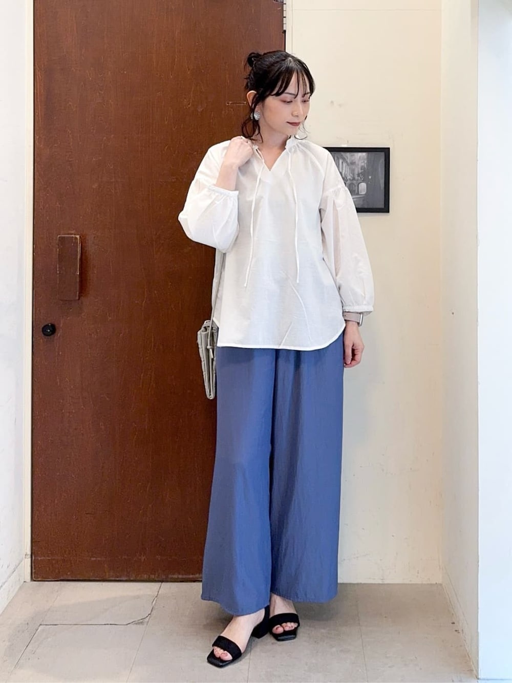 ホワイト系のシャツ/ブラウス、ベージュ系のタンクトップ、ブルー系のその他パンツを着用したレディースの春コーディネートの1枚目の写真