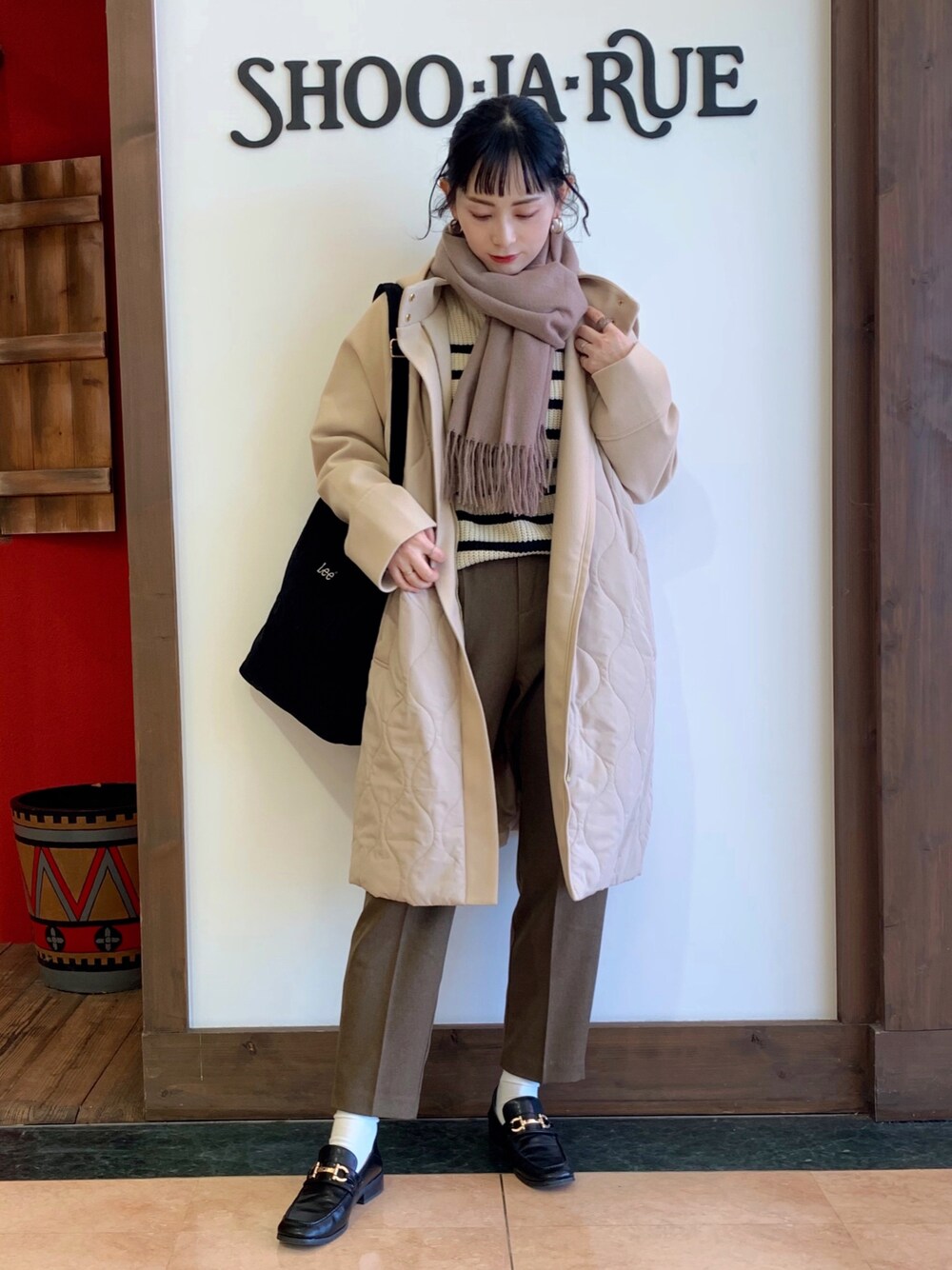 ベージュ系のニット/セーター、ベージュ系のその他アウター、グリーン系のその他パンツを着用したレディースの冬コーディネートの1枚目の写真