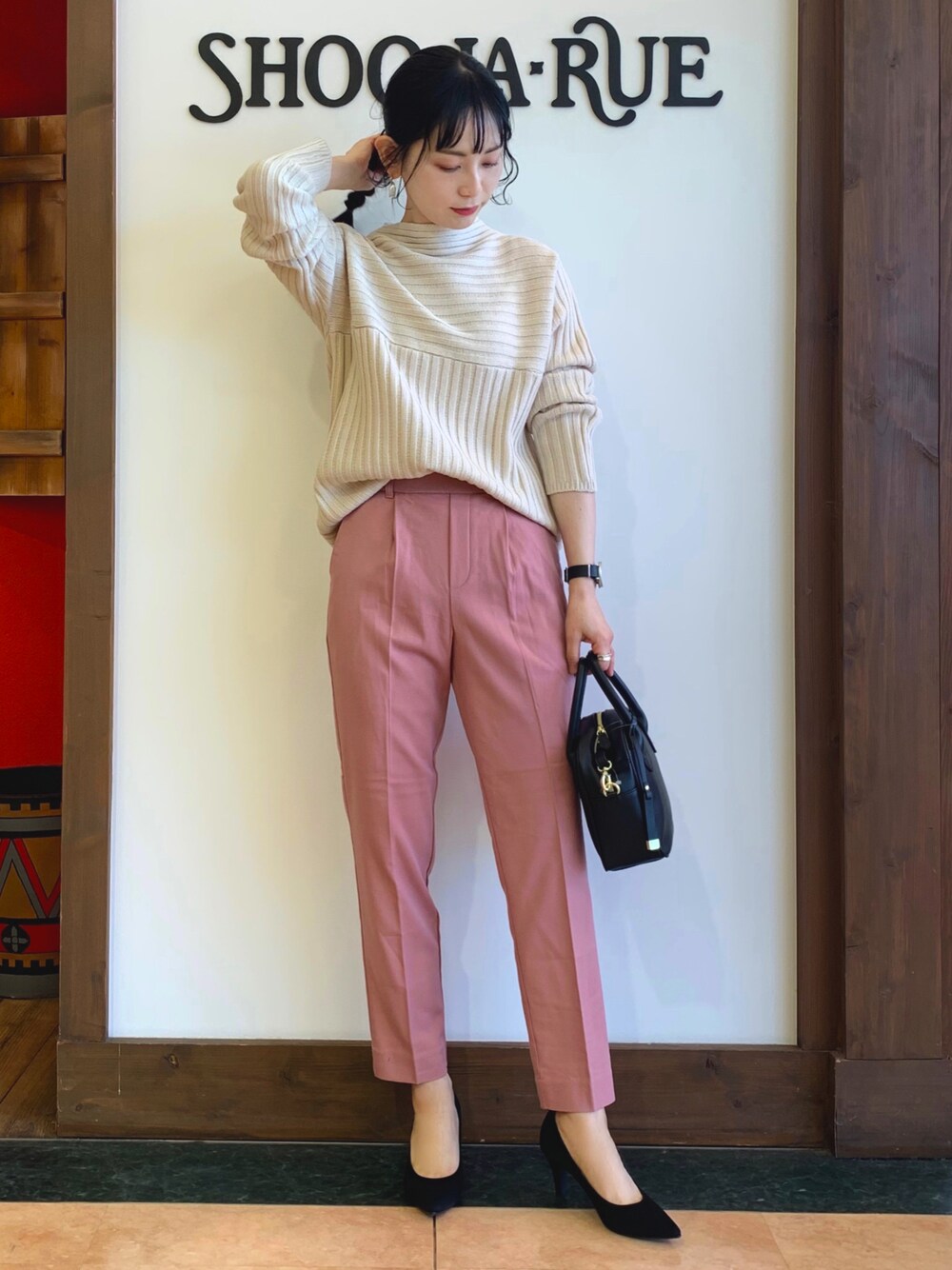 ベージュ系のニット/セーター、ピンク系のその他パンツ、ブラック系のショルダーバッグを着用したレディースの冬コーディネートの1枚目の写真