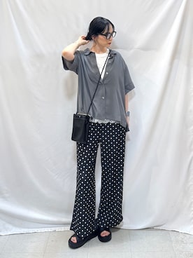 「SHOO・LA・RUE（シューラルー）の【通気性〇/ひんやり/S-LL】洗濯後しわになりにくい とろみストライプシャツ（シャツ/ブラウス、グレー系）」を使った、Hiromiさん（レディース・164cm）の夏コーディネート