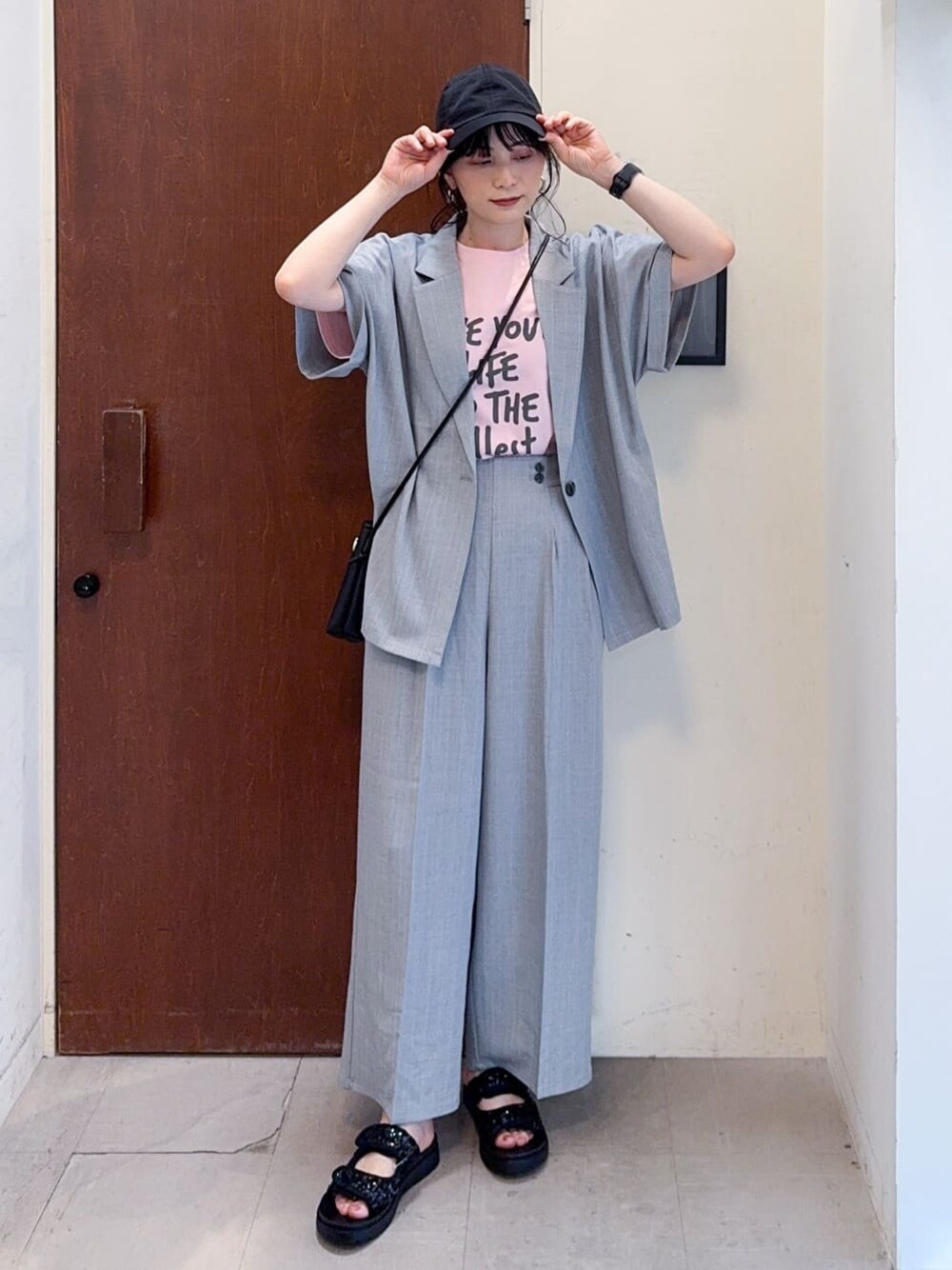 グレー系のテーラードジャケット、ピンク系のTシャツ/カットソー、グレー系のその他パンツを着用したレディースの春コーディネートの1枚目の写真