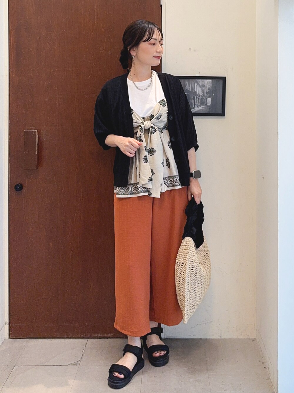 ベージュ系のTシャツ/カットソー、オレンジ系のその他パンツ、ブラック系のトートバッグを着用したレディースの夏コーディネートの1枚目の写真
