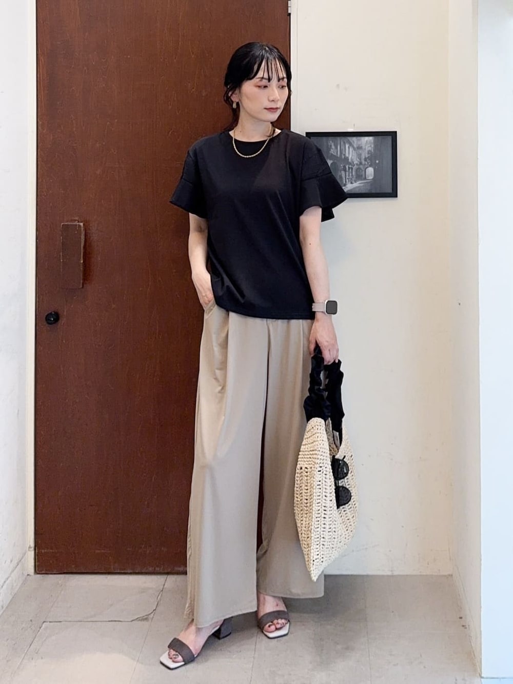 ブラック系のTシャツ/カットソー、ベージュ系のその他パンツ、ベージュ系のサンダルを着用したレディースの夏コーディネートの1枚目の写真