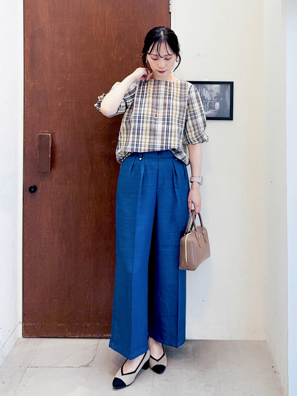 ベージュ系のシャツ/ブラウス、ブルー系のその他パンツ、ブラウン系のショルダーバッグを着用したレディースの秋コーディネートの1枚目の写真