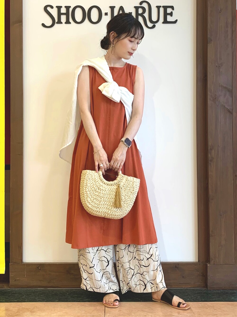 オレンジ系のワンピース、ホワイト系のシャツ/ブラウス、ホワイト系のショルダーバッグを着用したレディースの夏コーディネートの1枚目の写真