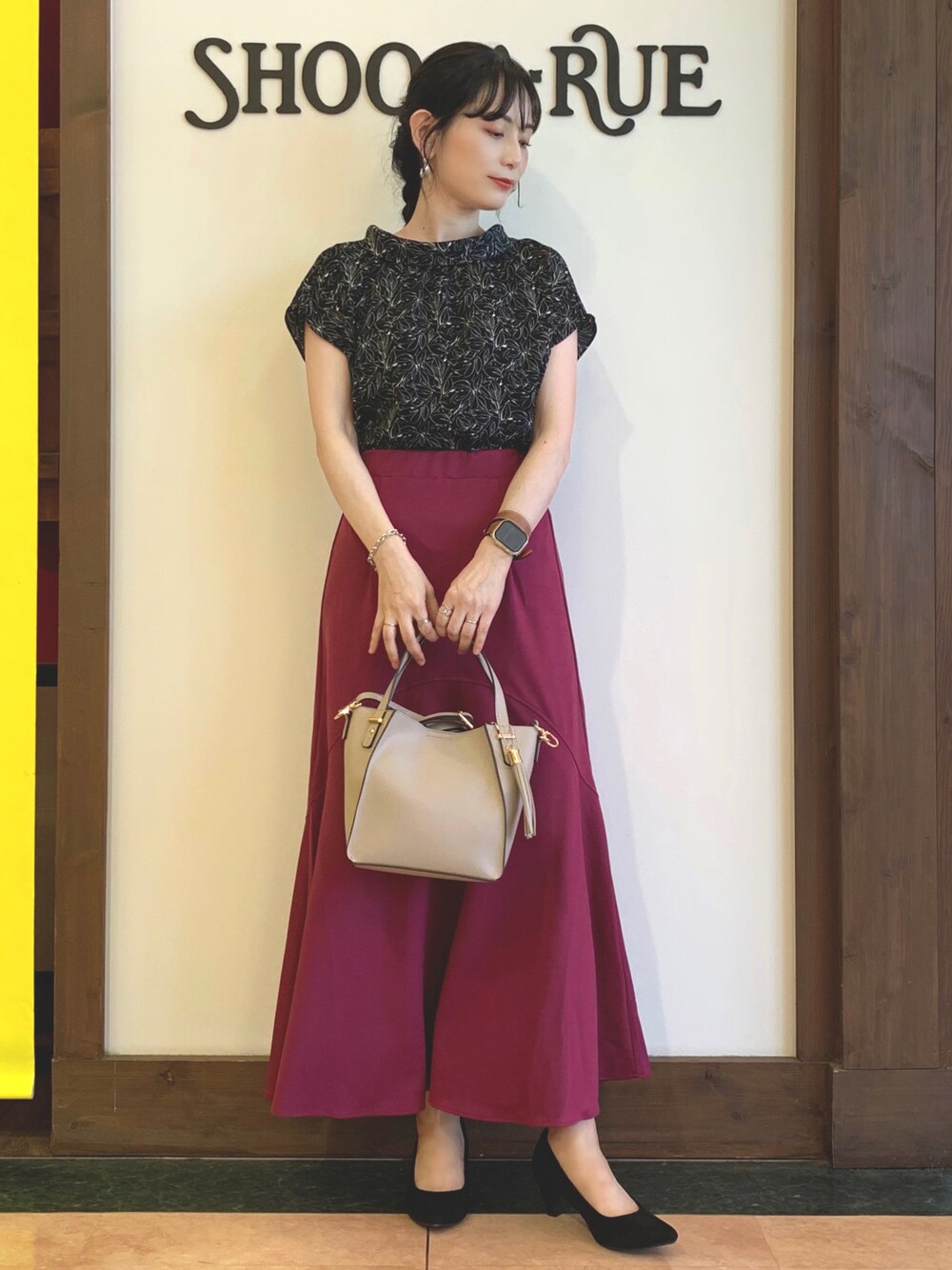 ブラック系のシャツ/ブラウス、パープル系のスカート、ブラック系のパンプスを着用したレディースの夏コーディネートの1枚目の写真