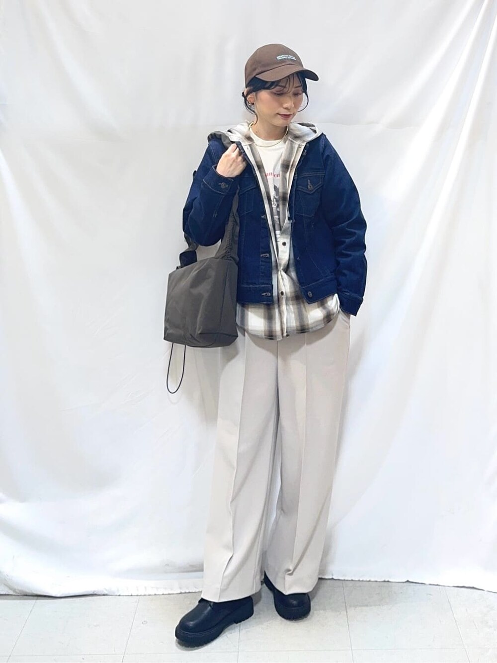 ブルー系のデニムジャケット、ホワイト系のシャツ/ブラウス、ホワイト系のTシャツ/カットソーを着用したレディースの冬コーディネートの1枚目の写真