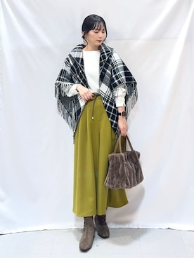「アイテム（ポンチョ）」を使った、Hiromiさん（レディース・164cm）の秋コーディネート