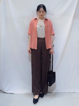 「SHOO・LA・RUE（シューラルー）の【ひんやり/洗濯後しわになりにくい/体型カバー】二の腕も隠せる　お袖ロールアップ半袖シャツ（シャツ/ブラウス、オレンジ系）」を使った、Hiromiさん（レディース・164cm）の夏コーディネート