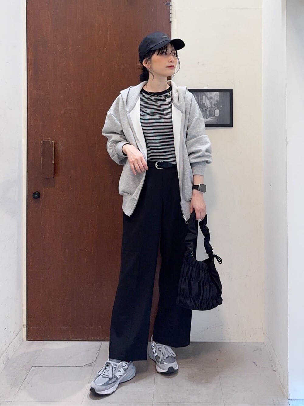 グレー系のカーディガン/ボレロ、ブラック系のTシャツ/カットソー、ブラック系のその他パンツを着用したレディースの春コーディネートの1枚目の写真