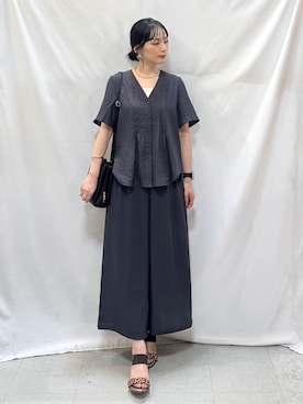 「SHOO・LA・RUE（シューラルー）の【セットアップ可/洗濯機可】サラっと着られる 麻調Ⅴネックタックブラウス（シャツ/ブラウス、グレー系）」を使った、Hiromiさん（レディース・164cm）の夏コーディネート