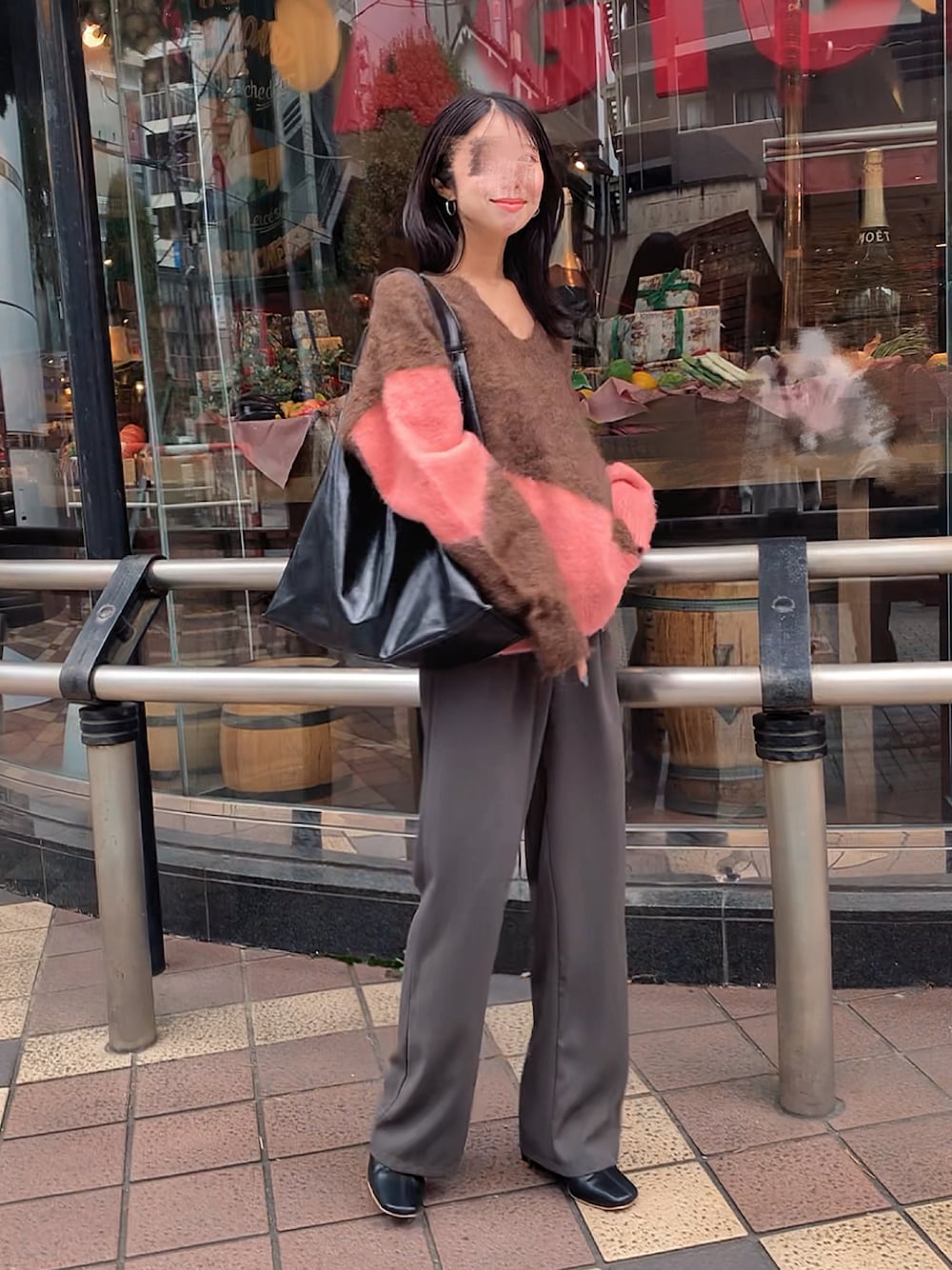 「ニット、秋服、シンプル、オトナカワイイ、初冬コーデ、パンツコーデ、スラックス、ママファッション、休日スタイル、低身長コーデ、低身長、ピンク、身長150-152cm、身長147-149cm、ブラウンコーデ」｜「Futier landのWEARするだけで脚長効果の大人スラックス。ハイウエストツータックスラックス（スラックス、グレー系）」を使った、LUNAさん（レディース・150cm）の秋コーディネートの1枚目の写真