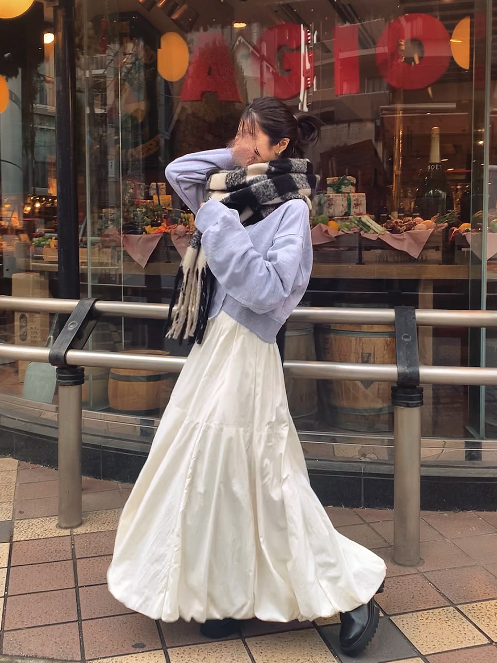 「休日スタイル、お出かけコーデ、大人コーデ、大人可愛い、低身長女子、オトナ女子、低身長、低身長コーデ、身長147-149cm、身長150-152cm、バルーンスカート、マフラー、クリスマスコーデ、クリスマスに着たい服、クリスマス」｜「ABYSのリメイク風裏毛ショート丈スウエットプルオーバー（スウェット、グレー系）」を使った、LUNAさん（骨格ナチュラル・レディース・150cm）の秋コーディネートの1枚目の写真