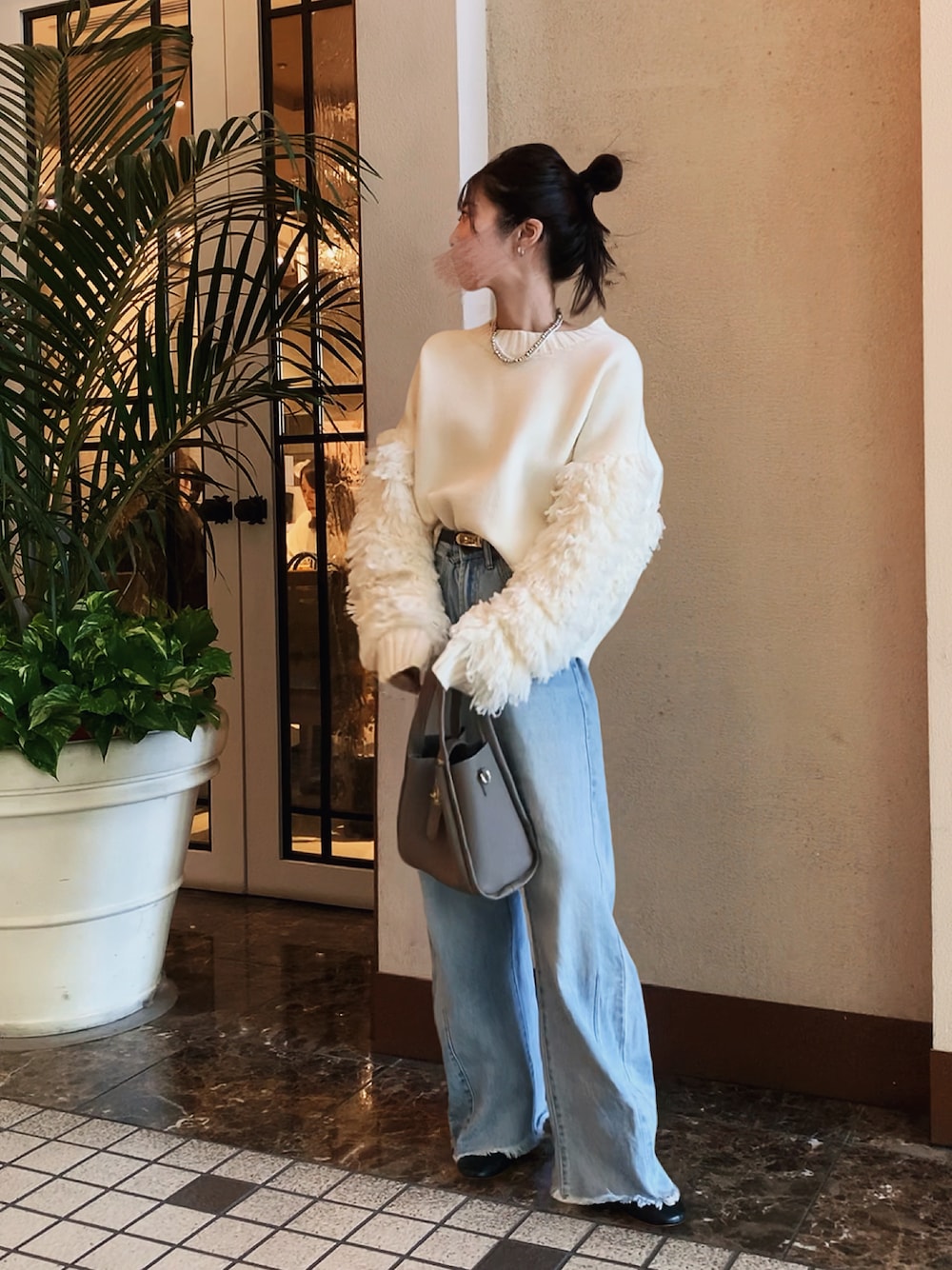 「低身長コーデ、大人かわいい、大人女子、パンツスタイル、ママファッション、大人ガーリー、30代コーデ、低身長、身長147-149cm、身長150-152cm、アラサーコーデ、クリスマスに着たい服、ホワイトコーデ、クリスマスコーデ、クリスマス」｜「Futier landの袖フリンジニットプルオーバー（ニット/セーター、ホワイト系）」を使った、LUNAさん（レディース・150cm）の秋コーディネートの1枚目の写真