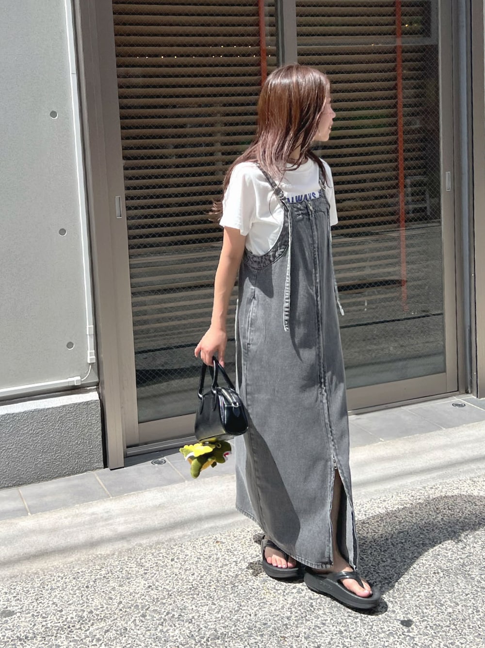 「デニム、白Tシャツ、大人カジュアルコーデ、オトナ女子、大人かわいい、ラクチンコーデ、お出かけコーデ、キレイめコーデ、ラフコーデ、カジュアルスタイル、低身長、低身長コーデ、身長150-152cm、身長147-149cm、デニムコーデ」｜「Futier landのデニムジャンスカ（ジャンパースカート、ブラック系）」を使った、LUNAさん（骨格ナチュラル・レディース・150cm）の夏コーディネートの1枚目の写真