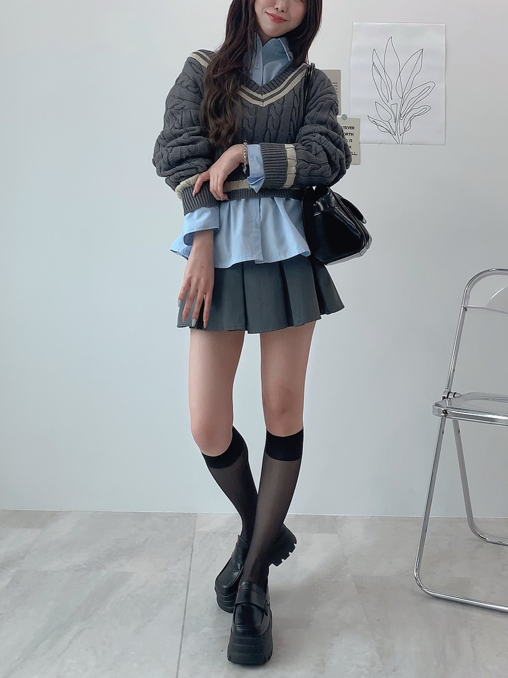 「シャツスタイル、春服コーデ、お出かけコーデ、低身長女子、レイヤード、ベスト×シャツ、y2k、フェミニンコーデ、プリーツスカート、身長150-152cm、身長147-149cm、シャツ、ワンホンコーデ、nice claup、イエベ春」｜「Futier landのブロードシャーリングシャツ（シャツ/ブラウス、ブルー系）」を使った、LUNAさん（骨格ナチュラル・レディース・150cm）の春コーディネートの1枚目の写真