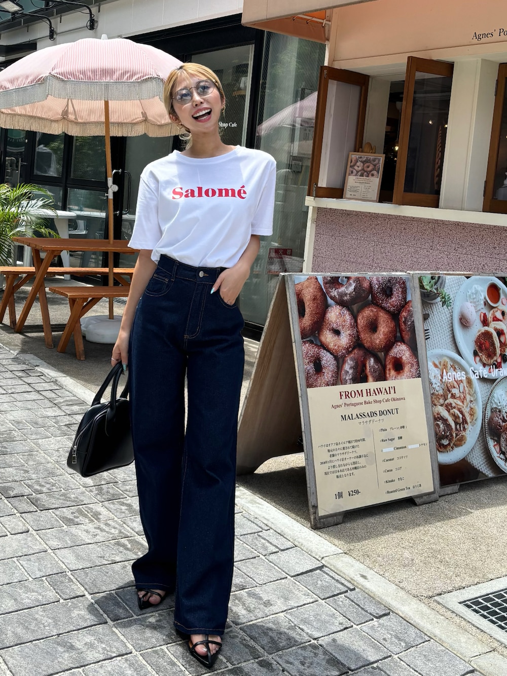 「雨の日コーデ、シャツ好き集まれ、プチプラ、おでかけコーデ、大人かわいい、きれいめカジュアル、キレイめ、キレイめカジュアル、ロゴT、低身長コーデ、低身長、低身長女子、夏だ！Tシャツ着よう！、夏コーデ、シンプルコーデ」｜「Futier landの【コットン100％】salomeロゴTシャツ（Tシャツ/カットソー、ホワイト系）」を使った、LUNAさん（レディース・150cm）の夏コーディネートの1枚目の写真