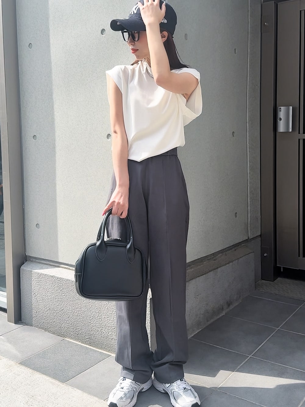 「春めき満開コーデ、シンプルスタイル、大人カジュアルコーデ、春服、今日のコーデ、おでかけコーデ、はるコーデ、ゆるコーデ、ランニングスタイル、ニューバランス、ニューエラ、キャップ、オフィスカジュアル、低身長、身長147-149cm」｜「Futier landのポンチピンタックストレートパンツ（スラックス、グレー系）」を使った、LUNAさん（骨格ナチュラル・レディース・150cm）の春コーディネートの1枚目の写真