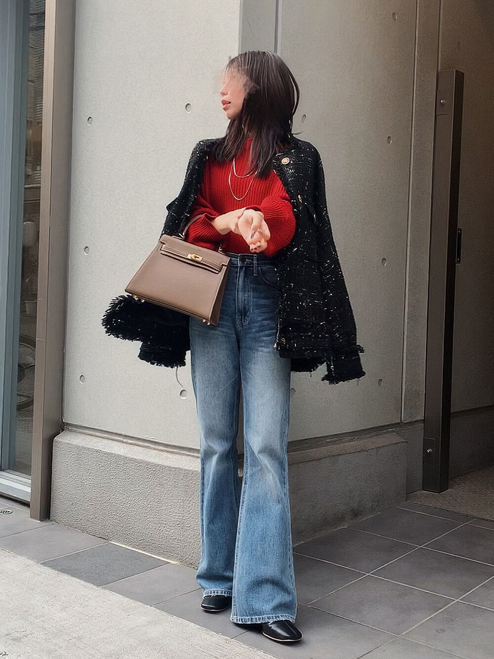 「最近のいい感じコーデ、ホワイトコーデ、クリスマスに着たい服、大人女子、キレイめカジュアル、デニムコーデ、きれいめカジュアル、30代コーデ、クリスマスコーデ、クリスマス、クリスマスカラー、低身長、低身長コーデ、身長147-149cm、ツイード」｜「Futier landのボートネックバルーン袖ニットプルオーバー（ニット/セーター、レッド系）」を使った、LUNAさん（骨格ナチュラル・レディース・150cm）の冬コーディネートの1枚目の写真