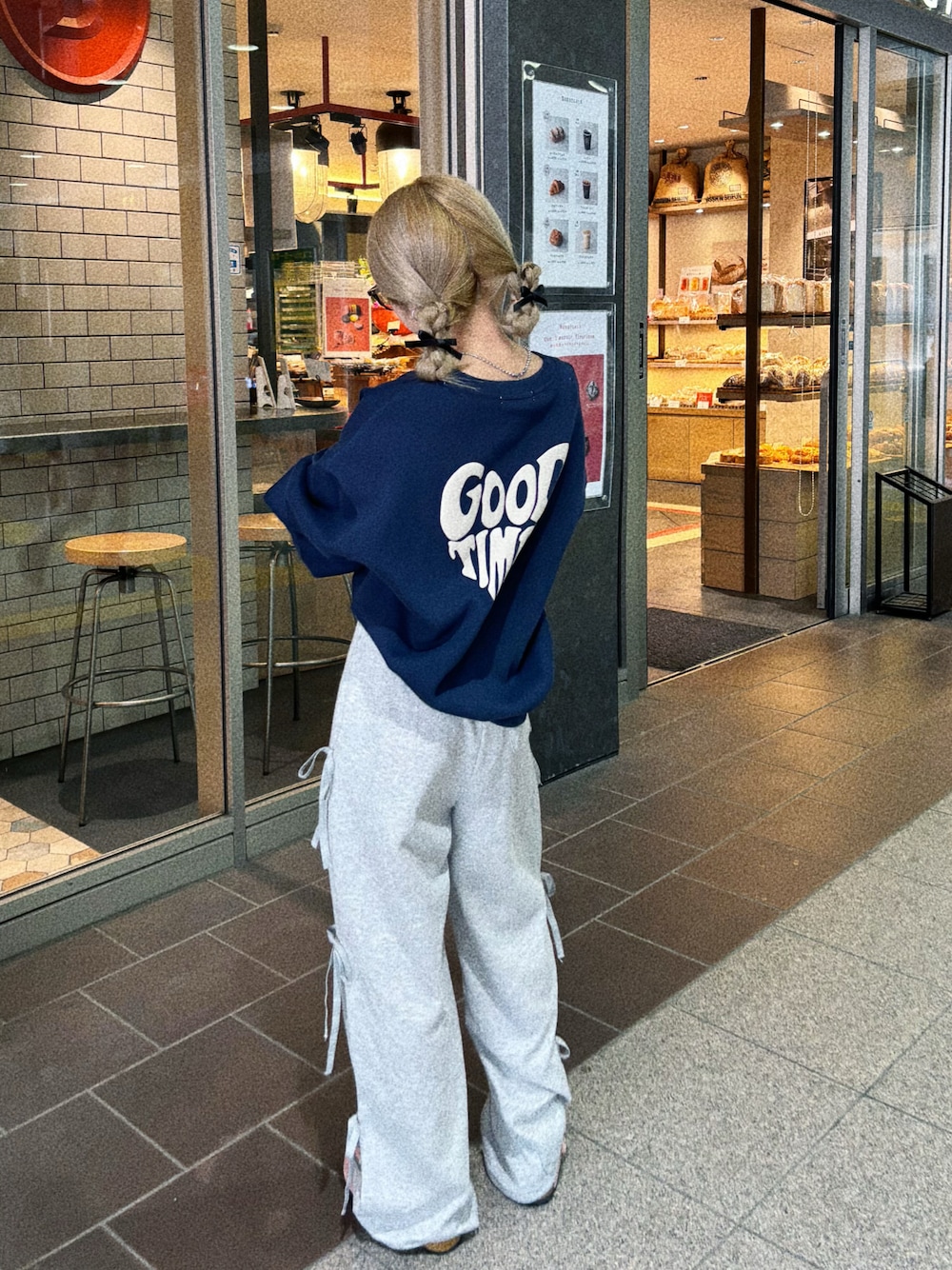 「お出かけコーデ、パンツスタイル、ootd、韓国ファッション、韓国コーデ、リボン、スウェット、カジュアルスタイル、スウェットパンツ、スニーカーコーデ、韓国好きな人と繋がりたい、おしゃれさんと繋がりたい、クリスマスコーデ、最近のいい感じコーデ、クリスマスに着たい服」｜「me+em selectの【 ２color 】３ストラップサイドリボンワイドスウェットパンツ／ three strap side ribbon wide sweat pants（スウェットパンツ、グレー系）」を使った、LUNAさん（レディース・150cm）の春コーディネートの1枚目の写真
