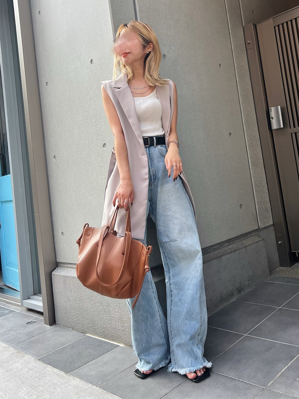 「アツいコーデ全部見せ、お出かけコーデ、プチプラ、パンツコーデ、今日のコーデ、大人かわいい、きれいめコーディネート、低身長女子、ベスト、キレイめ、夏ファッション、低身長コーデ、低身長、身長150-152cm、身長147-149cm」｜「Re:EDITの[全骨格美脚見えシルエット][サイズ別/身長別画像あり][販売枚数2万枚突破][お気に入り登録数5万][神山まりあさん着用][2024 SUMMER COLLECTION][新色追加][低身長/高身長/大きいサイズ有]裾フリンジカーブデニムパンツ（デニムパンツ、ブルー系）」を使った、LUNAさん（レディース・150cm）の夏コーディネートの1枚目の写真