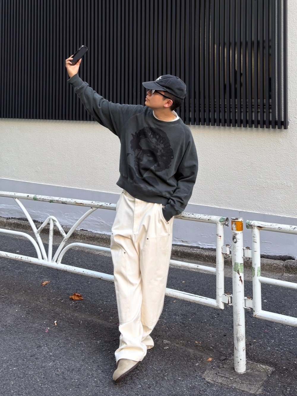 「シンプルスタイル、モノトーン」｜「WHO'S WHO galleryの【AW先行予約】Sourcream 偉人スウェット（スウェット、ブラック系）」を使った、kento fujiwara さん（骨格ストレート・メンズ・165cm）の秋コーディネートの1枚目の写真
