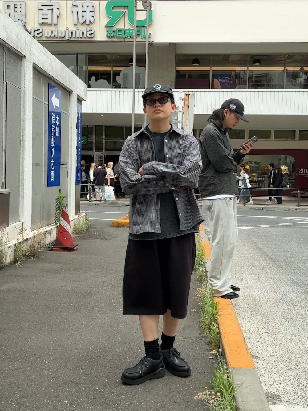 「白シャツ、柄シャツ、サングラス、モノトーン、ワイドパンツ、シャツスタイル、メンズファッション、スニーカーコーデ、休日コーデ、ストリートカジュアル、ストリートファッション」｜「WHO'S WHO galleryの【KOKY'N/クーキー】チェックシャツ / UNISEX/ユニセックス（シャツ/ブラウス、ブラック系）」を使った、kento fujiwara さん（骨格ストレート・メンズ・165cm）の春コーディネートの1枚目の写真