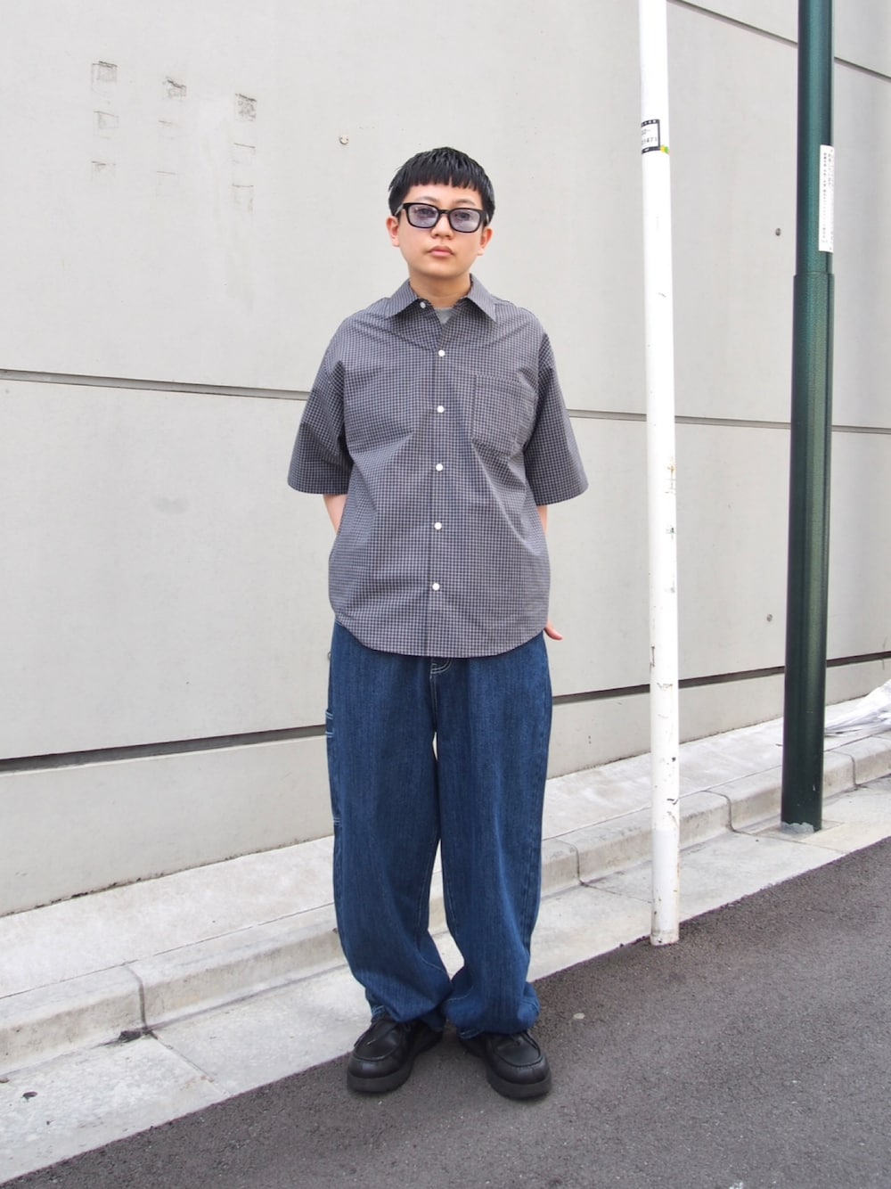 「ペインターパンツ、デニム、夏コーデ、シャツスタイル、柄シャツ、シンプルコーデ、キレイめカジュアル」｜「WHO'S WHO galleryの【KOOKYN/クーキー】 ペインターデニムパンツ/２サイズ（デニムパンツ、ブラック系）」を使った、kento fujiwara さん（骨格ストレート・メンズ・165cm）の夏コーディネートの1枚目の写真
