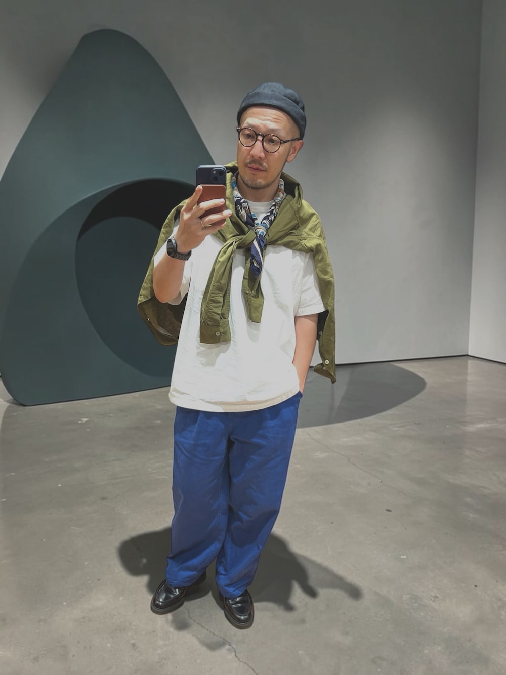 ブラック系のローファー、グリーン系のシャツ/ブラウスを着用したメンズの秋コーディネートの1枚目の写真
