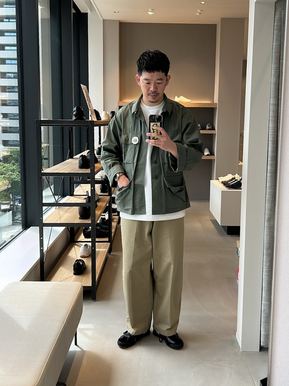 「ミリタリー、ミリタリージャケット、シンプルコーデ、大人カジュアル、チノパン、ワイドパンツ、白Tシャツ、スニーカー、Patrick」｜「Dickiesのアイテム（チノパンツ、ベージュ系）」を使った、matsu_no_motoさん（メンズ・176cm）の春コーディネートの1枚目の写真