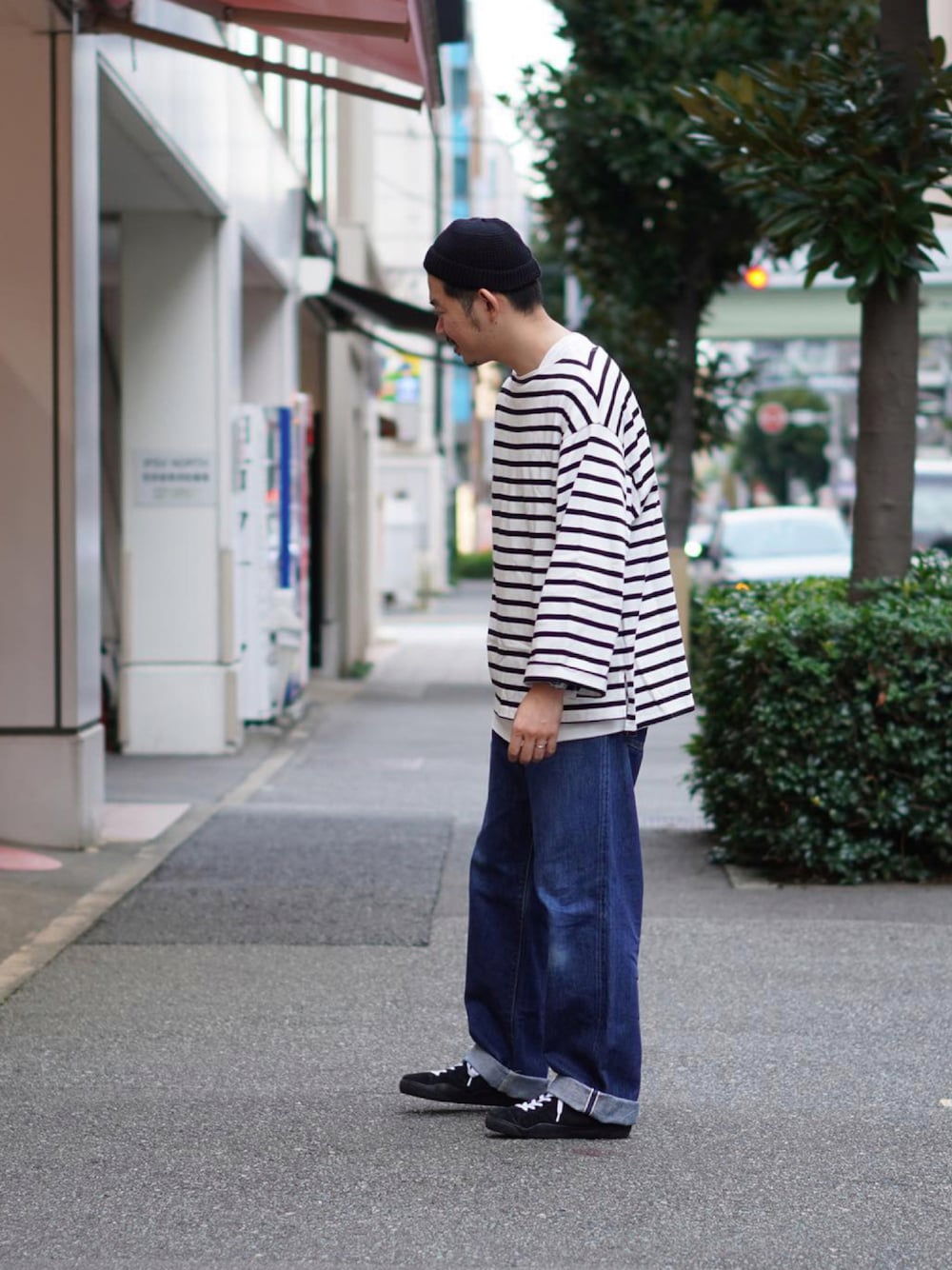 「ビックシルエット、ボーダー、ニット帽、デニムパンツ、ワイドデニム、黒スニーカー、Patrick、シンプルコーデ、オーバーサイズ、ゆるコーデ、レイヤードスタイル」｜「interimのアイテム（Tシャツ/カットソー、ホワイト系）」を使った、matsu_no_motoさん（メンズ・176cm）の秋コーディネートの1枚目の写真