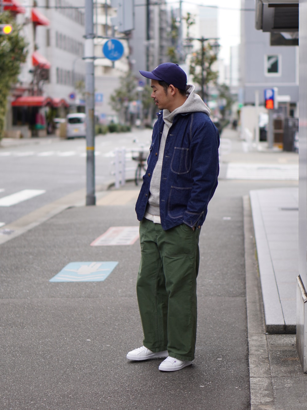 「春コーデ、ワークスタイル、カバーオール、デニムジャケット、ワークパンツ、カーキパンツ、パーカー、レイヤードスタイル、キャップ、白スニーカー、スニーカー、Patrick、ほめられ本命コーデ」｜「Curlyのアイテム（パーカー、グレー系）」を使った、matsu_no_motoさん（メンズ・176cm）の冬コーディネートの1枚目の写真