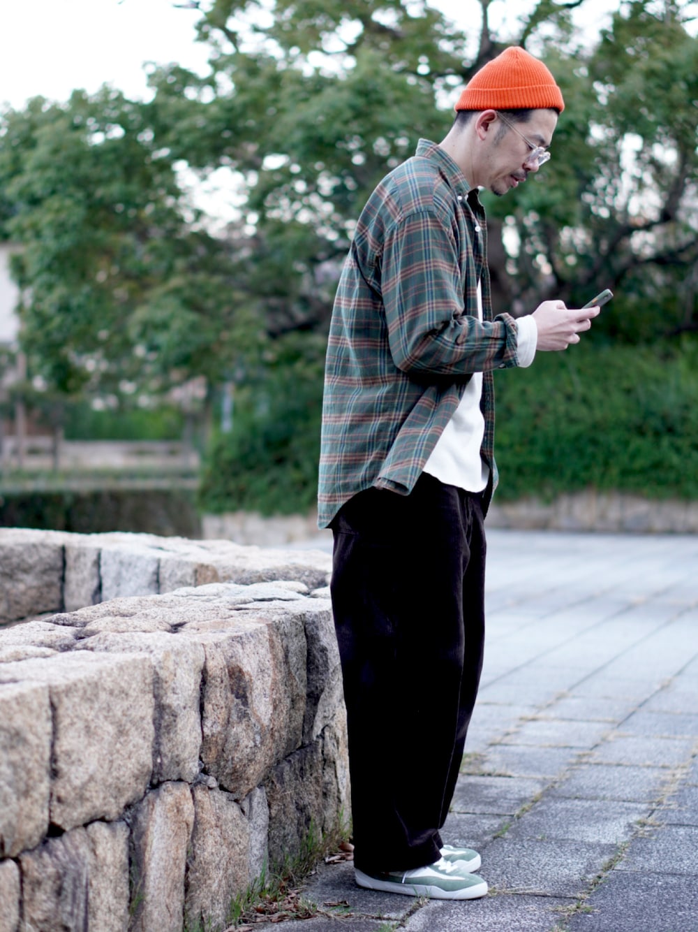 「チェックシャツ、ネルシャツ、古着MIX、オレンジ、グリーン、ワイドパンツ、コーデュロイパンツ、ニット帽、サングラス、カラーレンズ、スニーカー、Patrick、冬を彩る色いろコーデ」｜「POLO RALPH LAURENのアイテム（シャツ/ブラウス、グリーン系）」を使った、matsu_no_motoさん（メンズ・176cm）の冬コーディネートの1枚目の写真
