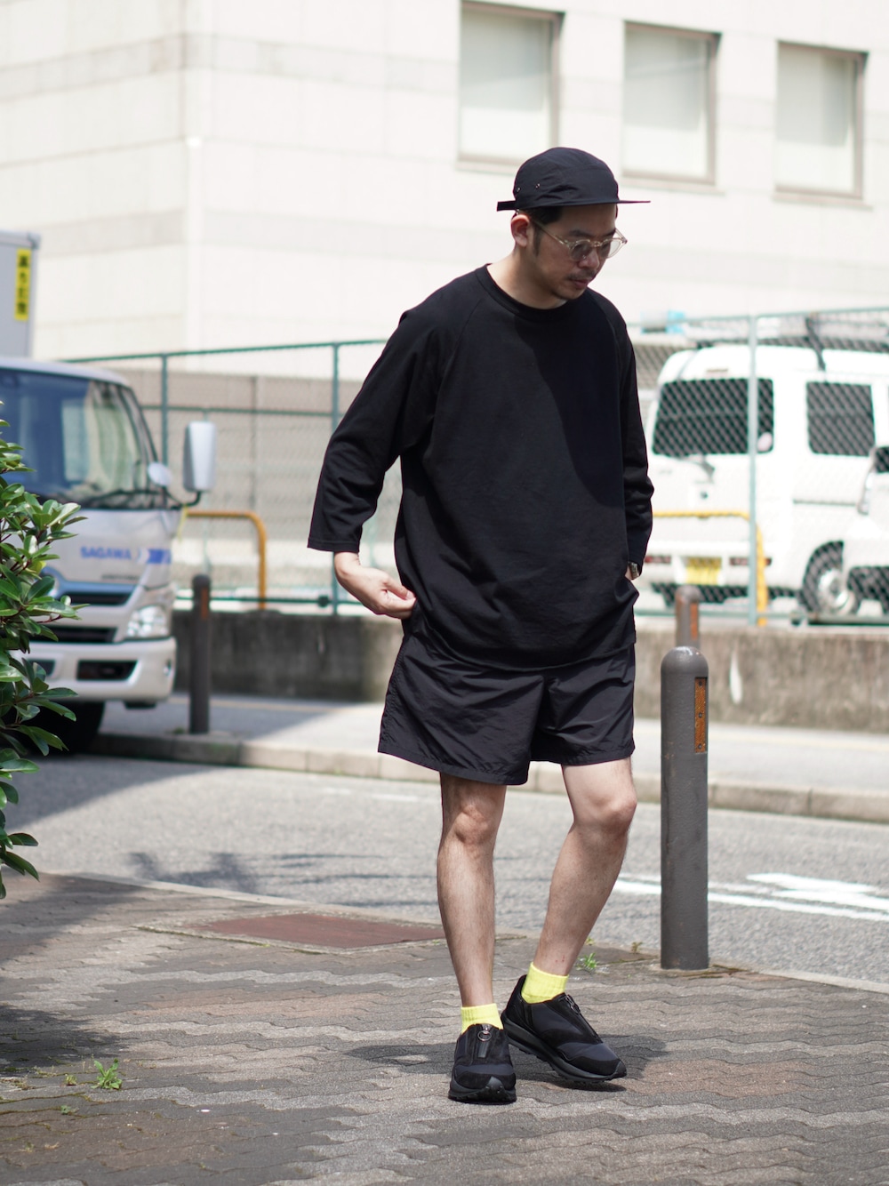 「ブラックコーデ、オールブラック、キャップ、サングラス、ラグランTシャツ、ショートパンツ、カラーソックス、フェススタイル、スニーカー、Patrick、厚底シューズ」｜「ゴヨウのアイテム（キャップ、ブラック系）」を使った、matsu_no_motoさん（メンズ・176cm）の夏コーディネートの1枚目の写真