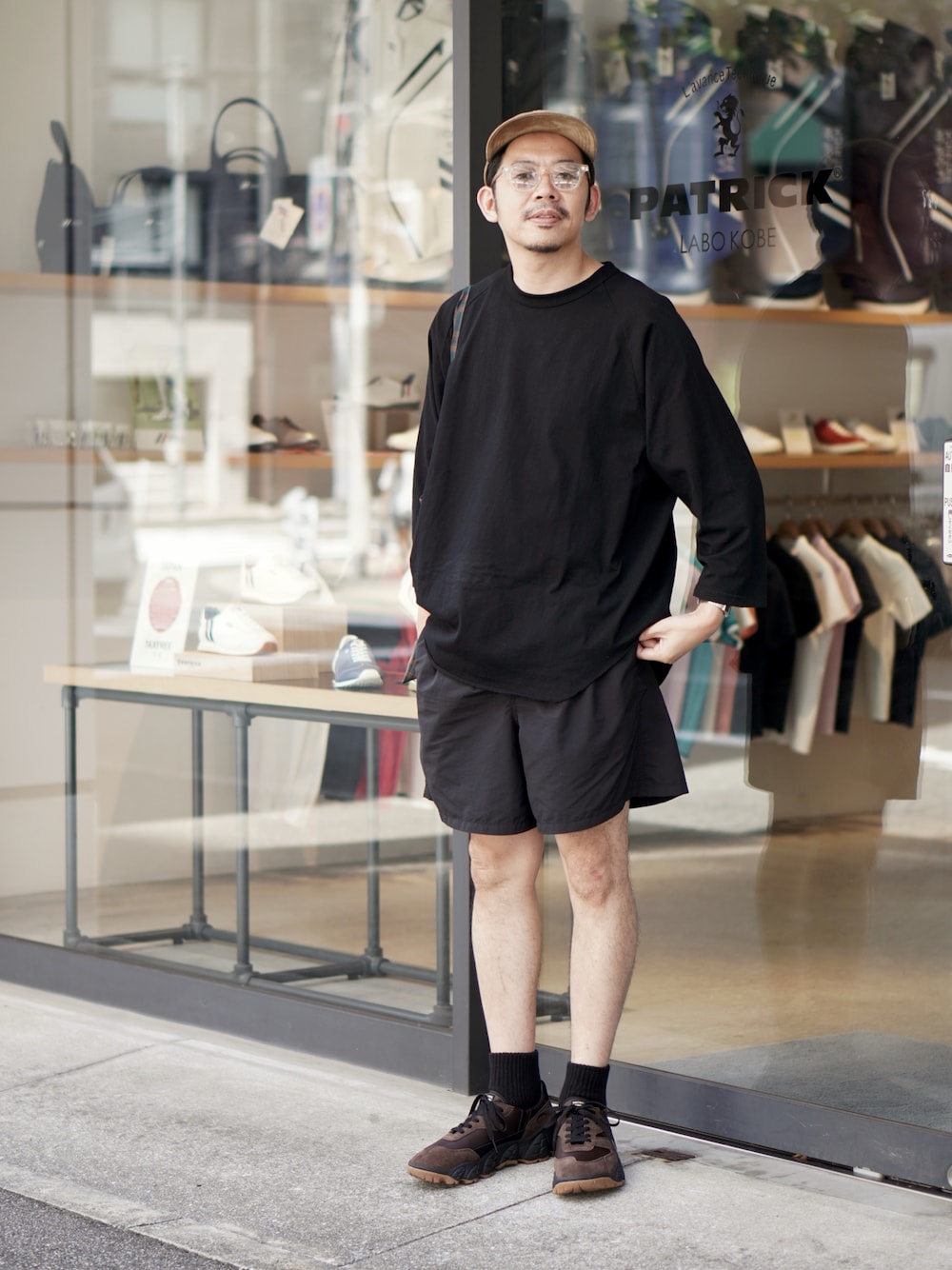 「秋服準備はじめました、シンプルコーデ、ブラックコーデ、ショーツ、ハーフパンツ、ショートパンツ、キャップ、サングラス、秋コーデ、秋カラー、スニーカー、厚底シューズ、Patrick、秋っぽコーデ更新中」｜「WALLA WALLA SPORTのアイテム（Tシャツ/カットソー、ブラック系）」を使った、matsu_no_motoさん（メンズ・176cm）の夏コーディネートの1枚目の写真