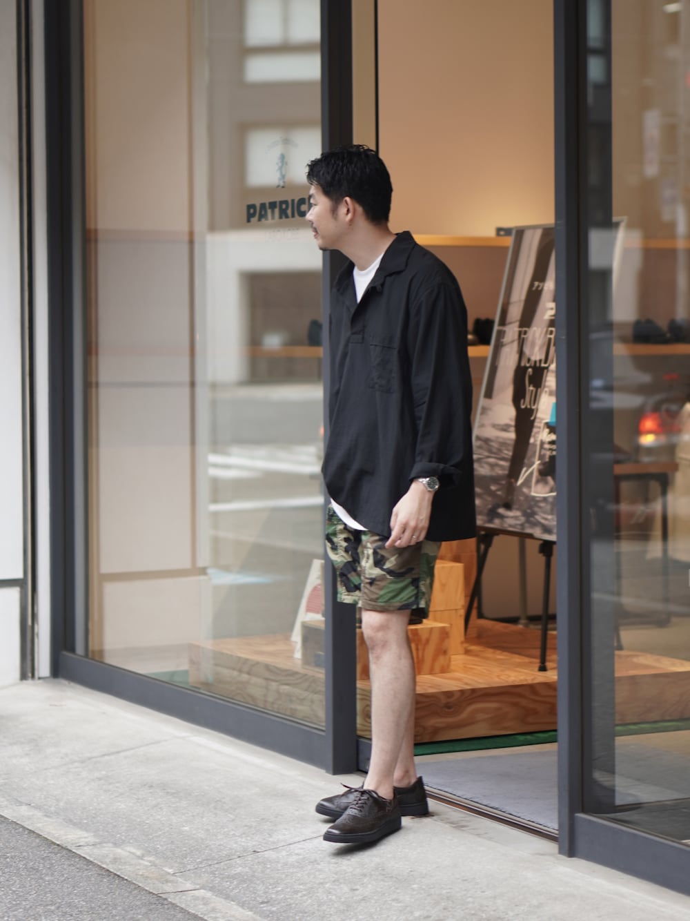 「お出かけコーデ、オトナカジュアル、レイヤードスタイル、スキッパーシャツ、プルオーバー、ショーツ、白Tシャツ、迷彩、ビジネスシューズ、スニーカー、Patrick、ナイロンパンツ、ショートパンツ」｜「STILL BY HANDのアイテム（シャツ/ブラウス、ブラック系）」を使った、matsu_no_motoさん（メンズ・176cm）の夏コーディネートの1枚目の写真