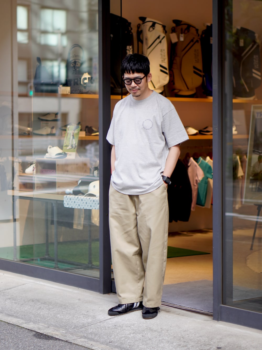 「サングラス、ワイドパンツ、シンプルコーデ、Tシャツ、チノパン、スニーカー、Patrick、グレー」｜「PATRICKのアイテム（Tシャツ/カットソー、グレー系）」を使った、matsu_no_motoさん（メンズ・176cm）の春コーディネートの1枚目の写真