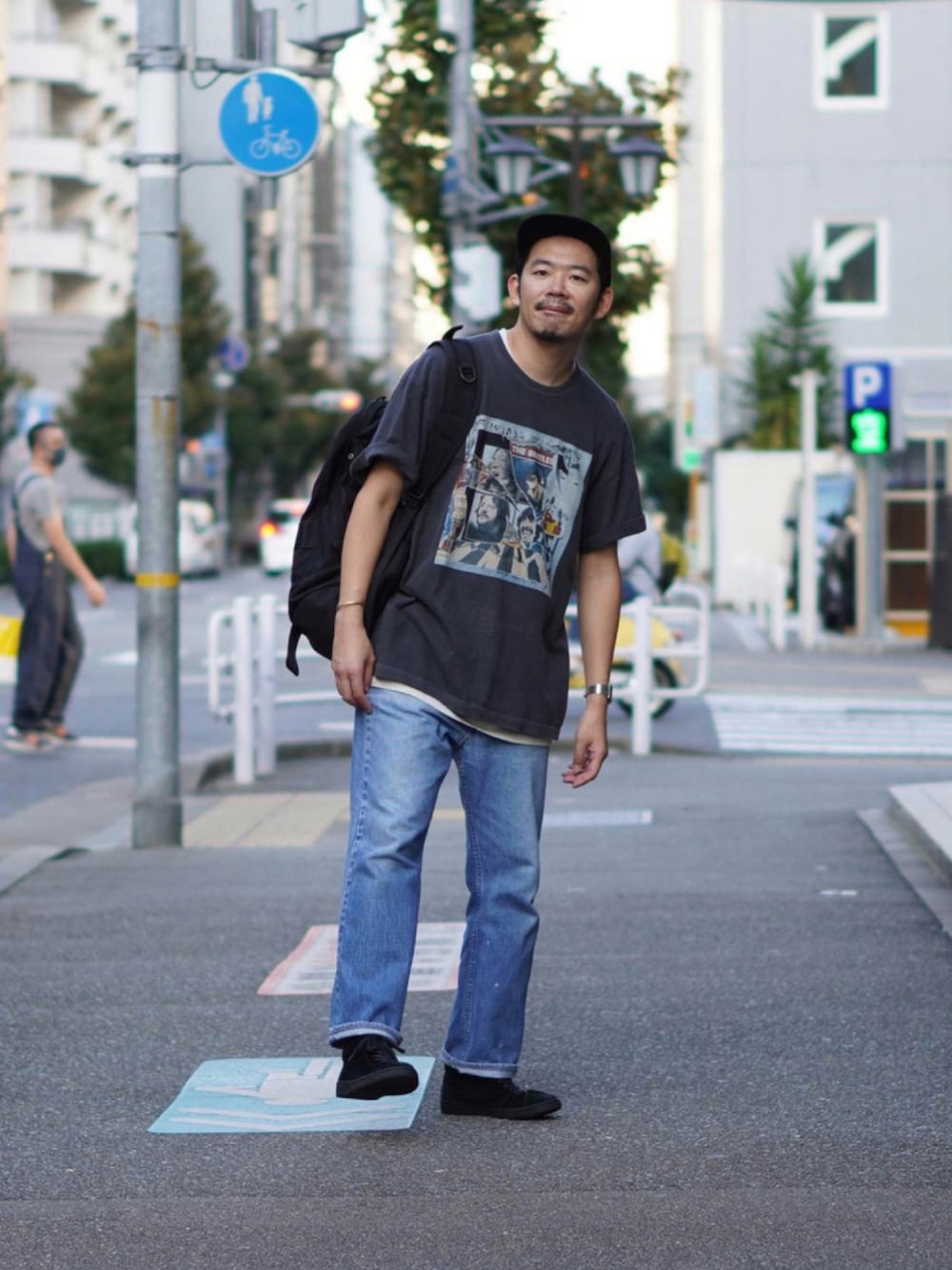 「リュック、アメカジ、キャップ、リーバイス、スニーカーコーデ、デニムパンツ、古着MIX、ハイカットスニーカー、ロックT、Patrick」｜「URBAN RESEARCHのアイテム（Tシャツ/カットソー、ブラック系）」を使った、matsu_no_motoさん（メンズ・176cm）の秋コーディネートの1枚目の写真