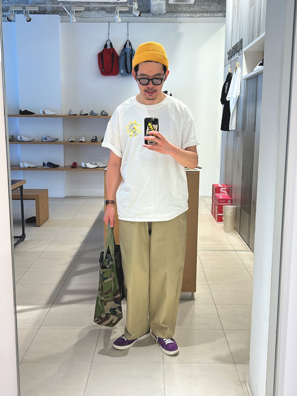 「シンプルコーデ、古着MIX、黄色、紫、チノパン、ワイドパンツ、ニット帽、サングラス、トートバッグ、迷彩、スニーカー、Patrick」｜「MOATのアイテム（ニットキャップ/ビーニー、イエロー系）」を使った、matsu_no_motoさん（メンズ・176cm）の夏コーディネートの1枚目の写真