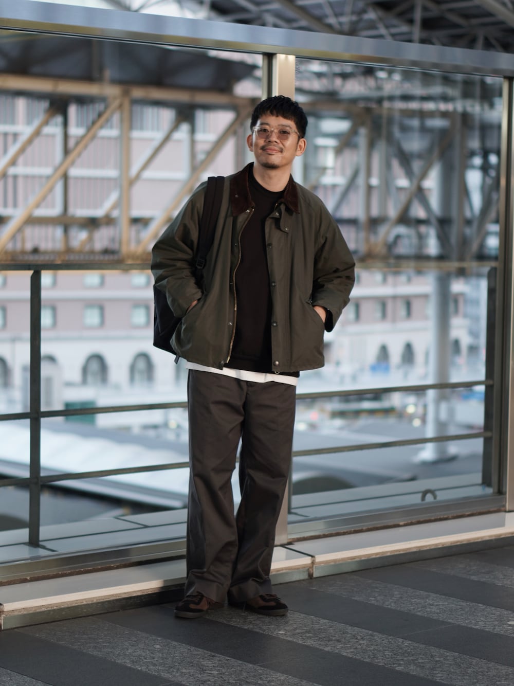「シンプルスタイル、バブアー、barbour、スウェット、スラックス、レイヤードスタイル、サングラス、スニーカー、Patrick」｜「Barbourのアイテム（ジャケット/アウター、グリーン系）」を使った、matsu_no_motoさん（メンズ・176cm）の秋コーディネートの1枚目の写真