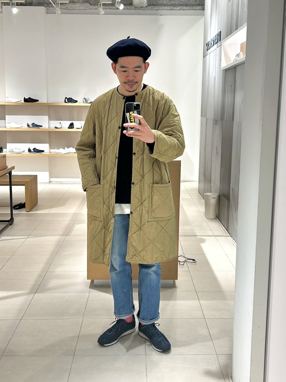 「キルティング、冬コーデ、ロングコート、シンプルスタイル、レイヤードスタイル、古着MIX、デニムパンツ、ニット、ベレー帽、スニーカー、Patrick」｜「LAULHEREのアイテム（ハンチング/ベレー帽、ブルー系）」を使った、matsu_no_motoさん（メンズ・176cm）の冬コーディネートの1枚目の写真