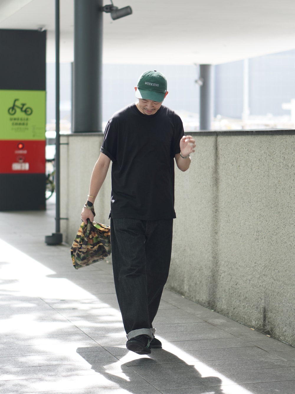 「ブラックコーデ、シンプルコーデ、大人カジュアル、黒Tシャツ、ブラックデニム、グリーン、キャップ、迷彩、エコバッグ、スニーカー、黒スニーカー、Patrick」｜「WEEKEND(ER)のアイテム（キャップ、グリーン系）」を使った、matsu_no_motoさん（メンズ・176cm）の秋コーディネートの1枚目の写真