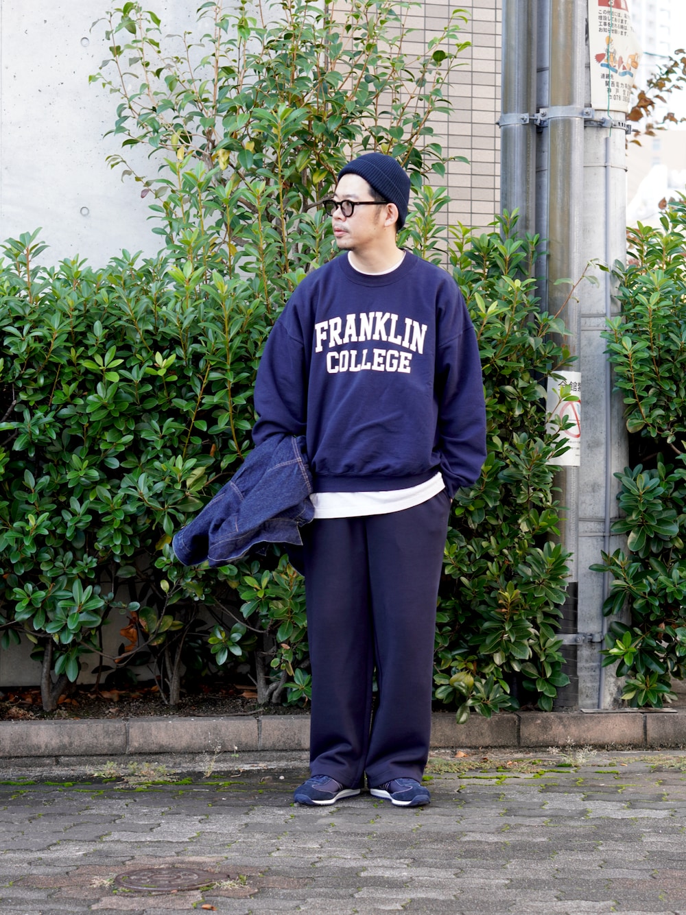 ブルー系のスウェットパンツ、ブルー系のスウェット、ブルー系のデニムジャケットを着用したメンズの秋コーディネートの1枚目の写真