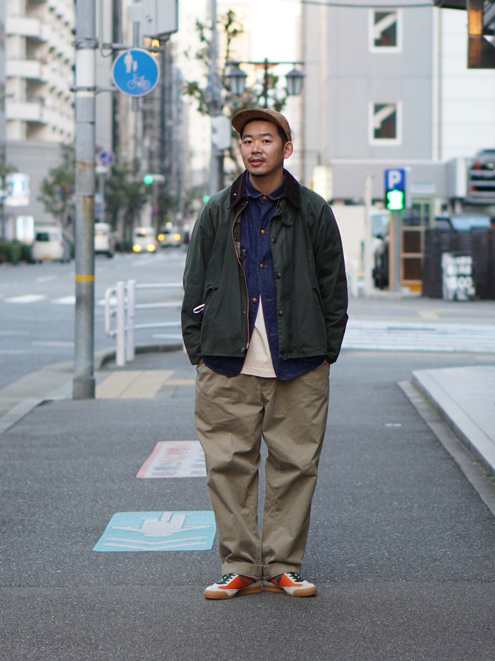 「オトナカジュアル、barbour、デニムジャケット、カバーオール、チノパン、ワイドパンツ、キャップ、Hender Scheme、スニーカー、Patrick」｜「Hender Schemeのアイテム（キャップ、ブラウン系）」を使った、matsu_no_motoさん（メンズ・176cm）の冬コーディネートの1枚目の写真