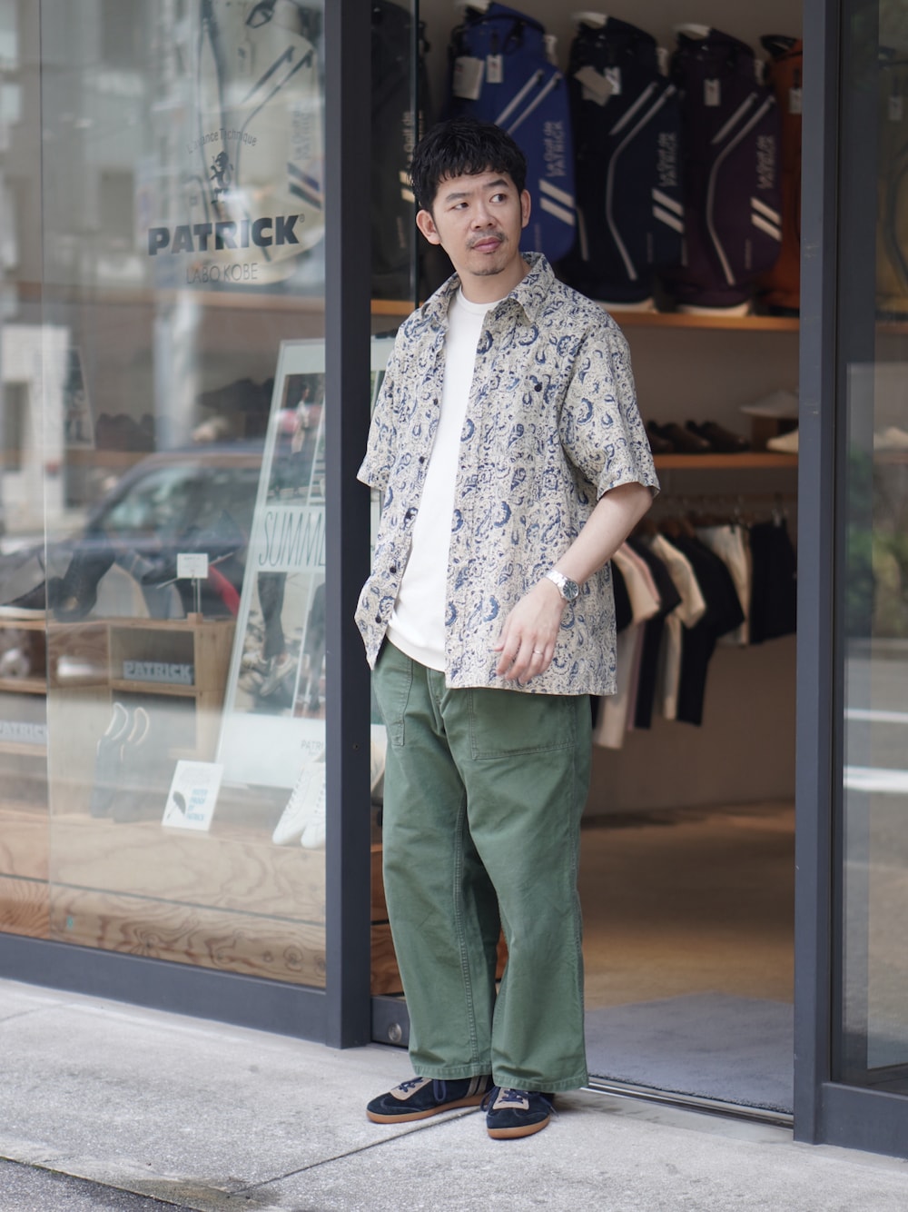 「夏コーデ、古着MIX、柄シャツ、ベイカーパンツ、古着、スニーカー、Patrick」｜「古着のアイテム（シャツ/ブラウス、ホワイト系）」を使った、matsu_no_motoさん（メンズ・176cm）の夏コーディネートの1枚目の写真