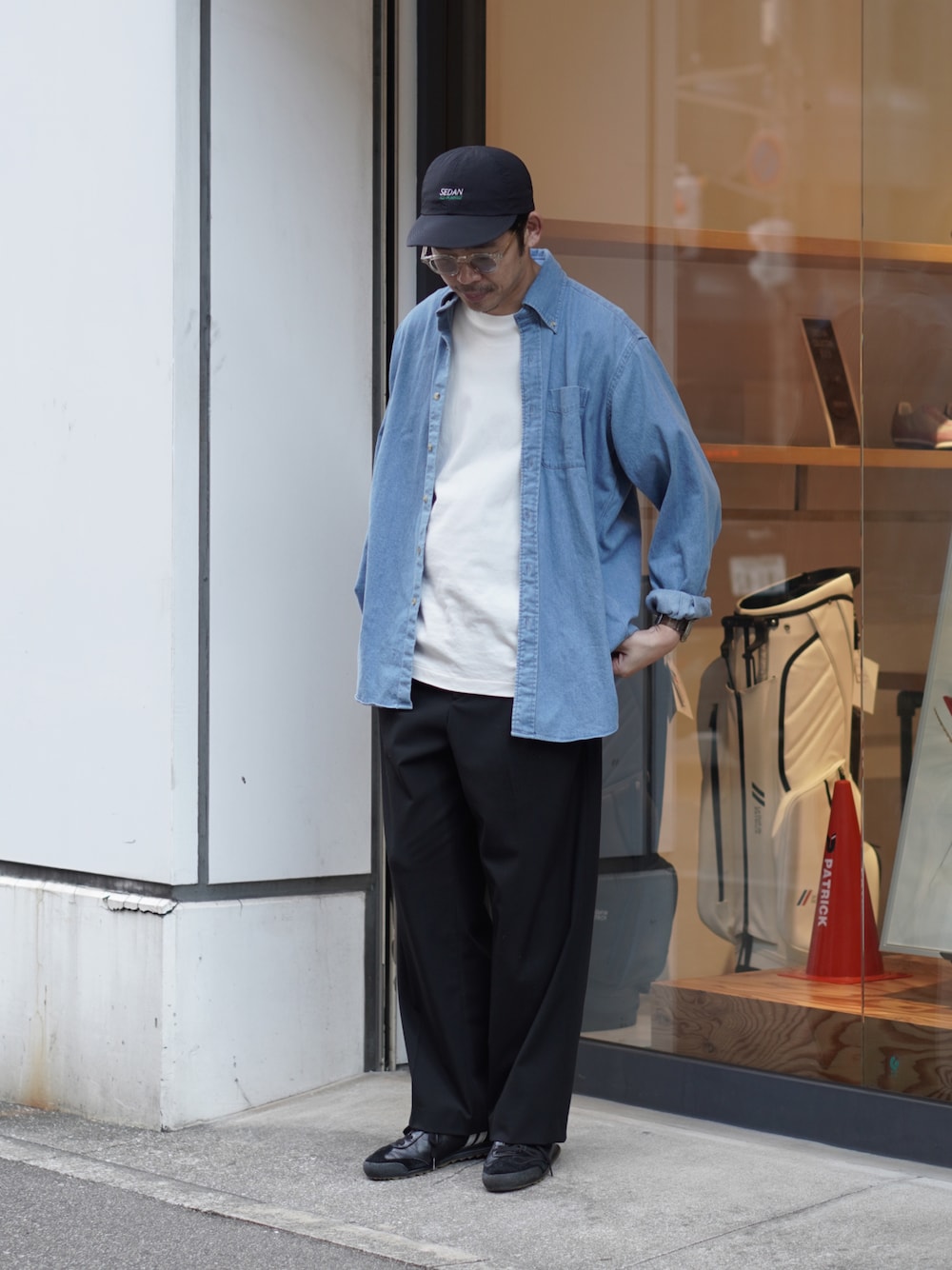 「大人カジュアル、シンプルコーデ、秋コーデ、秋服準備はじめました、デニムシャツ、白Tシャツ、スラックス、タックワイドパンツ、キャップ、サングラス、スニーカー、黒スニーカー、Patrick、メガネ男子」｜「SEDAN ALL-PURPOSEのアイテム（キャップ、ブラック系）」を使った、matsu_no_motoさん（メンズ・176cm）の秋コーディネートの1枚目の写真