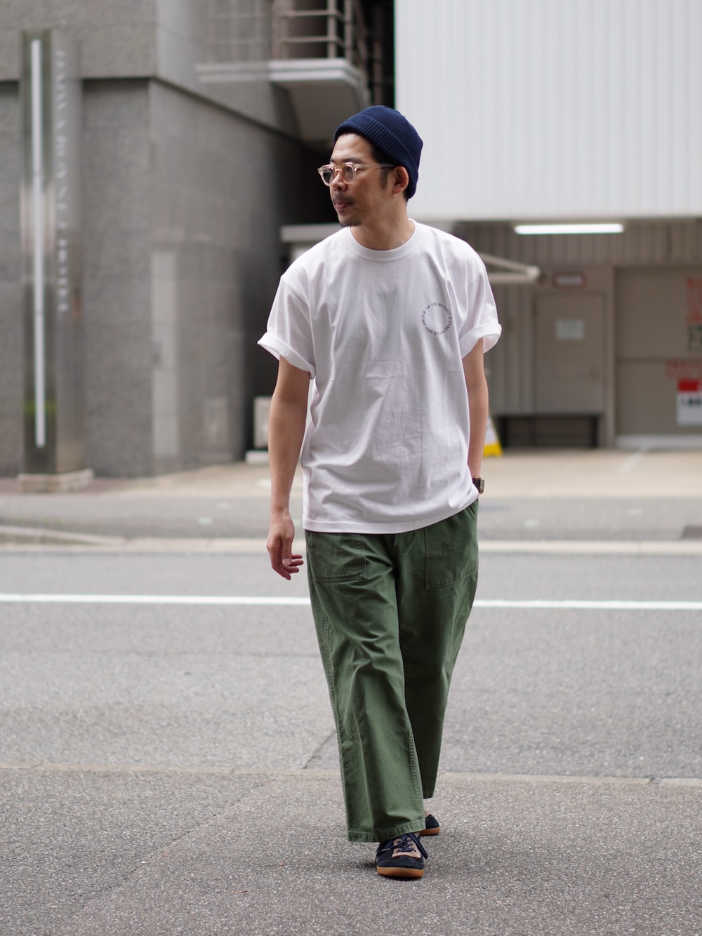 「白Tシャツ、バックプリント、シンフルコーデ、ベイカーパンツ、ミリタリーパンツ、ニット帽、サングラス、スニーカー、Patrick」｜「MOATのアイテム（ニットキャップ/ビーニー、ブルー系）」を使った、matsu_no_motoさん（メンズ・176cm）の春コーディネートの1枚目の写真