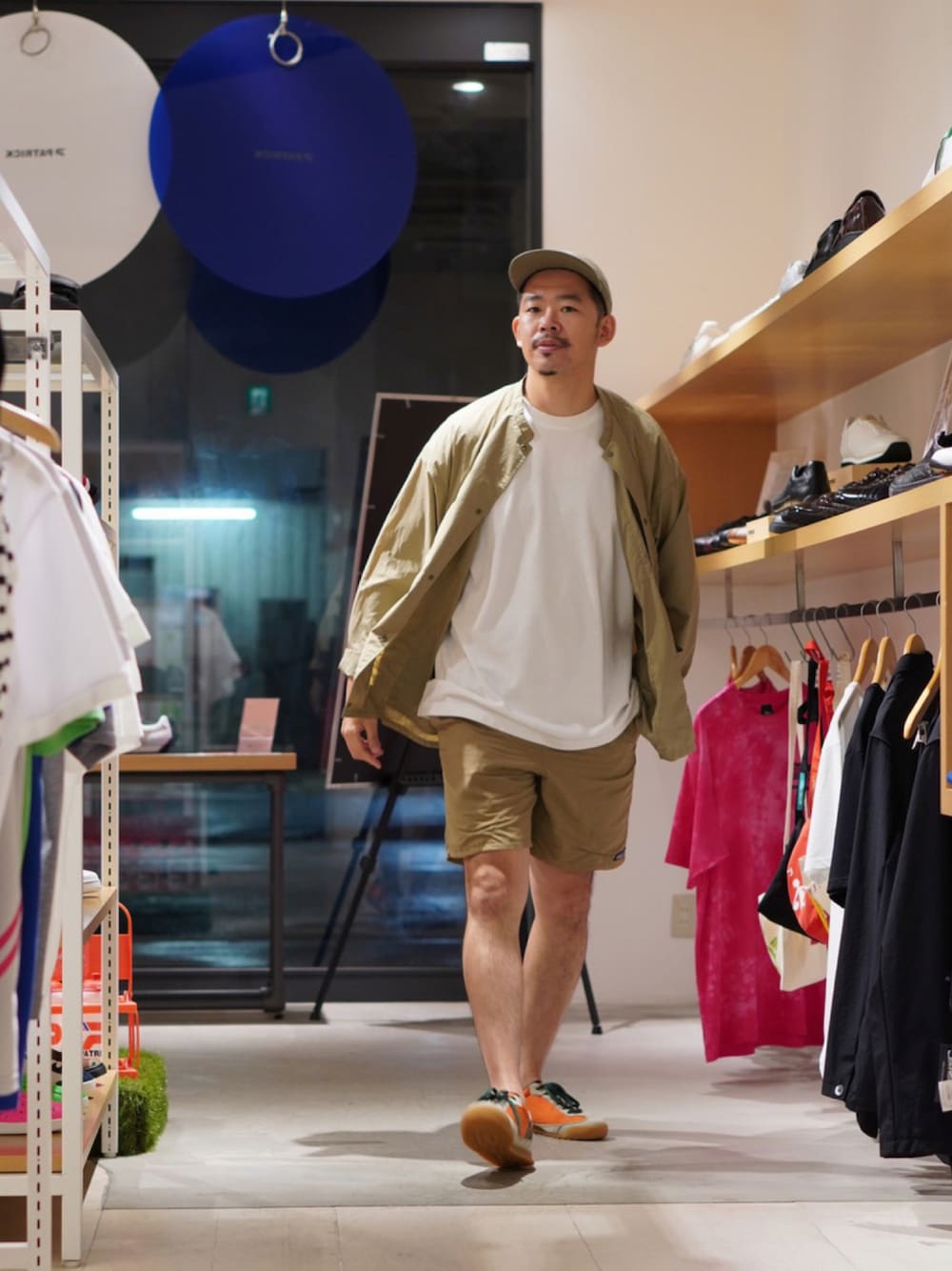 「シンプル、ベージュコーデ、アウトドアスタイル、ショートパンツ、ハーフパンツ、キャップ、スニーカー、Patrick、無印良品、大人カジュアル」｜「patagoniaのアイテム（パンツ、ベージュ系）」を使った、matsu_no_motoさん（メンズ・176cm）の夏コーディネートの1枚目の写真